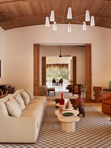 Luxuriöser Wohnbereich mit eleganten Möbeln und warmen Farbtönen.