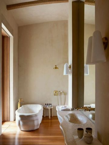 Geräumiges Badezimmer mit modernem Design und eleganter Badewanne.