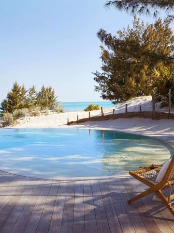 Idyllischer Poolbereich mit Blick aufs Meer und natürlichen Elementen.
