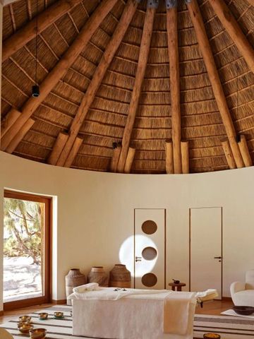 Innenansicht mit Strohdach und modernen Elementen im Kisawa Sanctuary Hotel