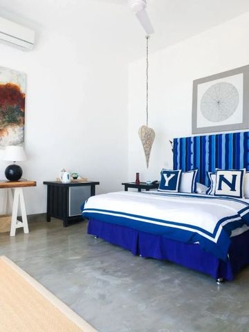 Lichtdurchflutetes Hotelzimmer mit modernem Dekor und bunter Wandkunst