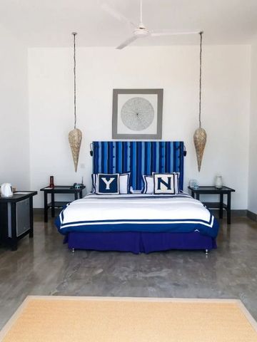 Schön eingerichtetes Schlafzimmer mit modernem Dekor im Hotel KK Beach