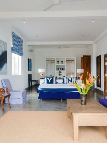 Geräumiges Zimmer im Hotel KK Beach mit eleganter Möblierung