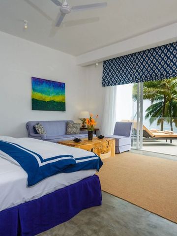 Helles Schlafzimmer mit Meerblick und moderner Einrichtung im Hotel KK Beach