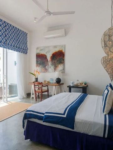 Modernes Schlafzimmer im Hotel KK Beach mit einzigartiger Kunst