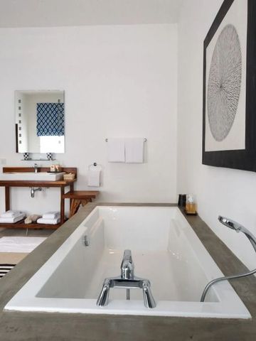 Luxuriöses Badezimmer mit stilvoller Badewanne und modernem Design