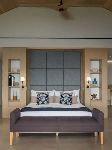 Luxuszimmer auf Kokomo Private Island mit edlem Interieur und großer Bettliege.