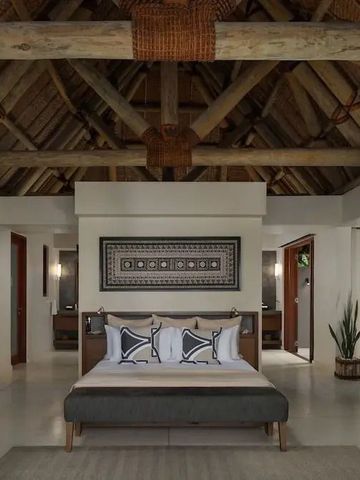 Villa mit Holzbalkendecke und stilvollen Dekorationen auf Kokomo Private Island.