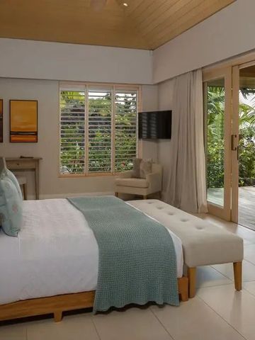 Moderne Zimmergestaltung mit offenem Balkonblick auf Kokomo Private Island.