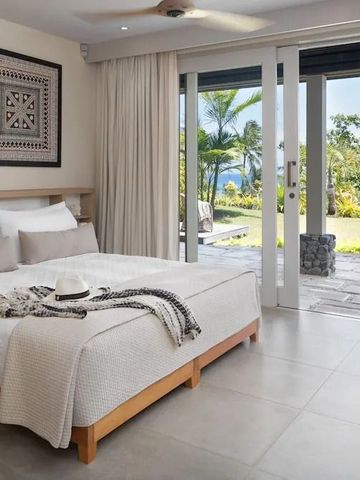 Helles Schlafzimmer mit Blick auf den tropischen Garten