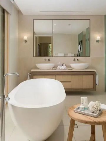 Luxuriöses Badezimmer mit freistehender Badewanne und Doppelwaschbecken