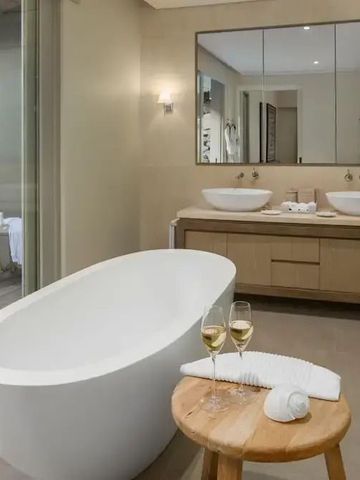 Modernes Badezimmer mit freistehender Badewanne und zwei Gläsern Champagner