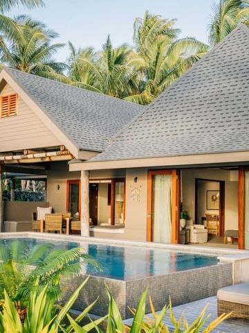 Luxuriöse Villa mit privatem Pool umgeben von Palmen