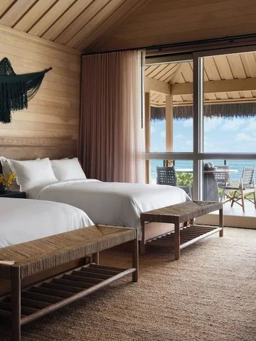 Zimmer mit zwei Betten und Meerblick im Resort