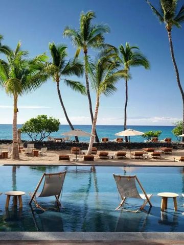 Infinity-Pool mit Blick auf das Meer und Palmen im Hintergrund
