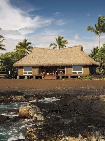 Strandvilla mit Palmendach und Meerblick