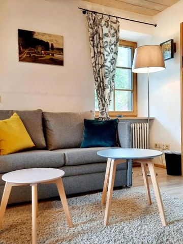 Helles Wohnzimmer mit grauem Sofa und stilvoller Dekoration.