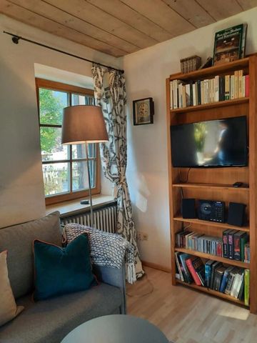 Gemütlicher Wohnbereich mit Sofa und Bücherregal im Hotel Das König Ludwig