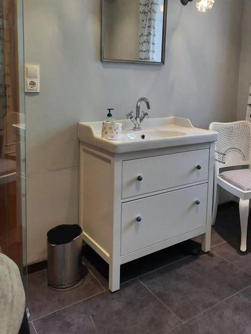 Elegantes Badezimmer mit Waschbecken und Spiegel im Hotel Das König Ludwig