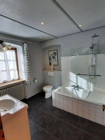 Modernes Badezimmer mit Badewanne und Fenster im Hotel Das König Ludwig