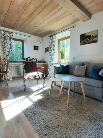 Geräumiges Wohnzimmer mit Sitzgruppe und Holzbalkendecke im Hotel Das König Ludwig