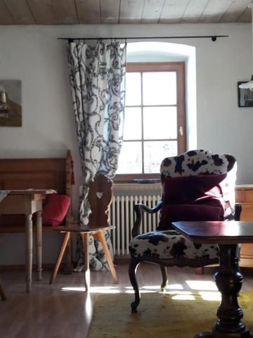 Gemütliches Wohnzimmer mit traditioneller und rustikaler Einrichtung