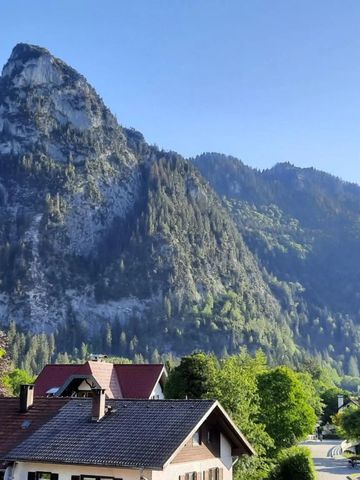 Atemberaubender Blick auf Berglandschaft und Dächer im Sonnenschein