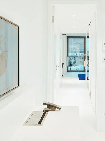 Helles Hotelzimmer mit Kunstwerk an der Wand und stilvollem Interieur