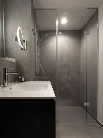 Modernes Badezimmer mit Regendusche und hochwertigen Materialien
