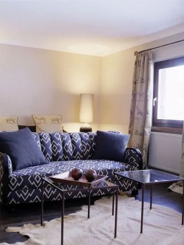 Wohnbereich mit modernem Sofa und dekorativen Kissen