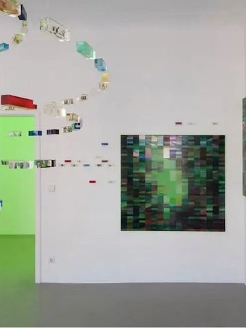 Kunstinstallation mit schwebenden Elementen in modernem Raum