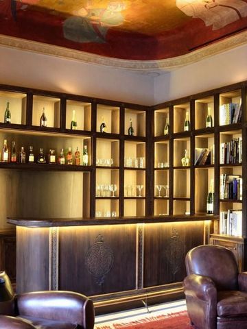 Elegante Hotelbar mit gemütlichen Ledersesseln und gut bestücktem Regal