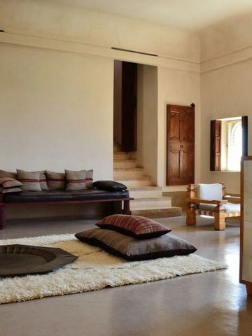 Geräumige Suite mit offener Gestaltung und landestypischen Dekorationselementen