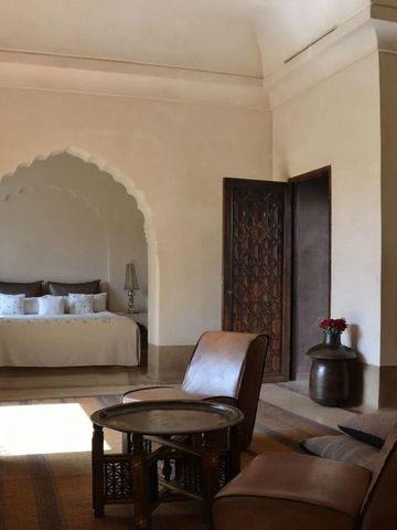 Stilvoll eingerichtetes Wohnzimmer mit gewölbtem Eingang zum Schlafzimmer