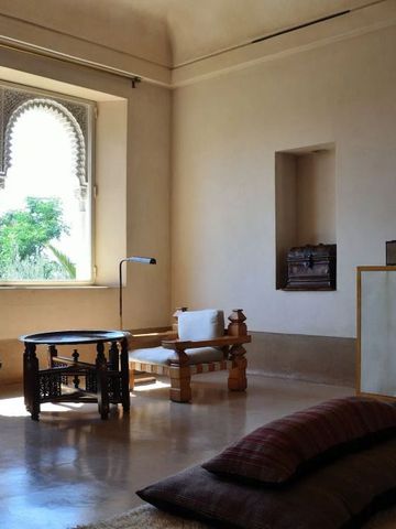 Geräumige Suite mit traditionellem marokkanischem Dekor und großen Fenstern