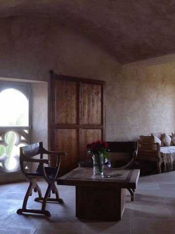 Gemütliches Zimmer mit rustikalen Holzmöbeln und sanfter Beleuchtung