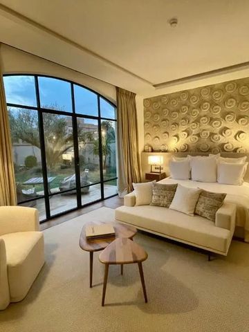 Luxuriöses Schlafzimmer mit modernem Design und Blick auf den Garten