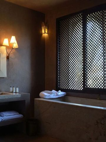 Stilvolles Badezimmer mit großer Badewanne und warmem Licht