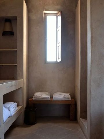 Intimes Bad mit minimalistischem Design und natürlichem Licht