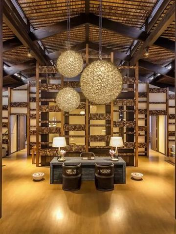 Harmonisch eingerichteter Raum mit Designer-Lampen im Kudadoo Maldives.