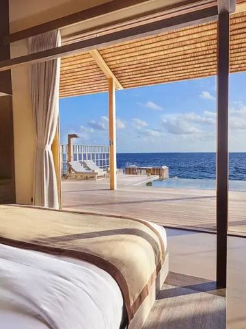 Schlafzimmer mit Aussicht auf das Meer und privatem Pool im Kudadoo Maldives.