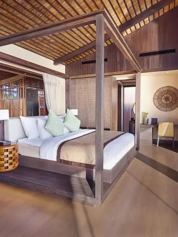 Geräumiges Schlafzimmer mit Himmelbett und moderner Einrichtung im Kudadoo Maldives.