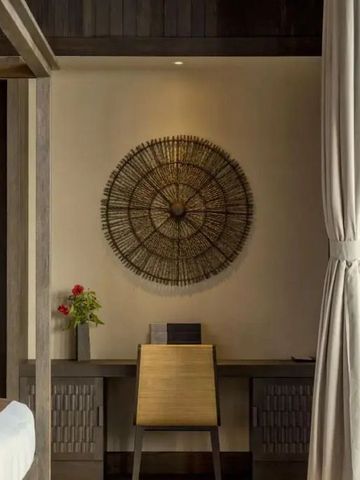 Elegantes Interieur mit modernem Dekor und Arbeitsbereich im Hotelzimmer