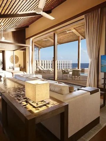 Luxuriöses Wohnzimmer mit Sofa und Meerblick von der Terrasse