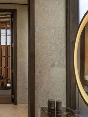 Modernes Badezimmer mit elegantem Waschbecken und großem Spiegel