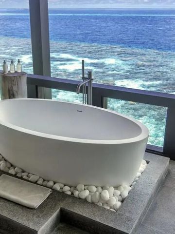 Freistehende Badewanne mit atemberaubendem Blick auf den Ozean