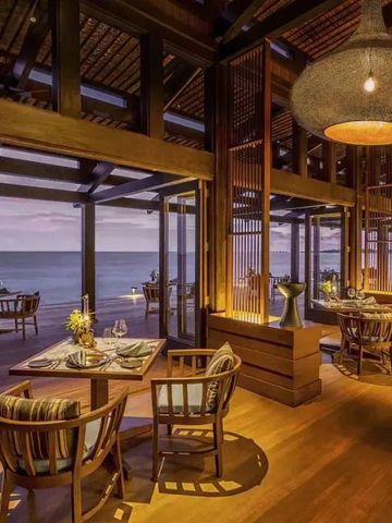 Romantisches Restaurant mit Strandblick und stimmungsvoller Beleuchtung