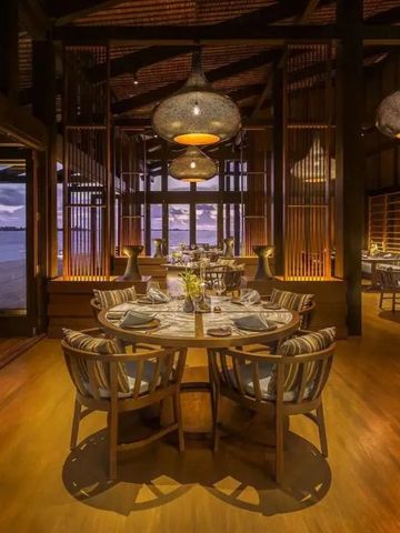 Luxuriöses Restaurant mit stimmungsvoller Beleuchtung und Meerblick in den Malediven