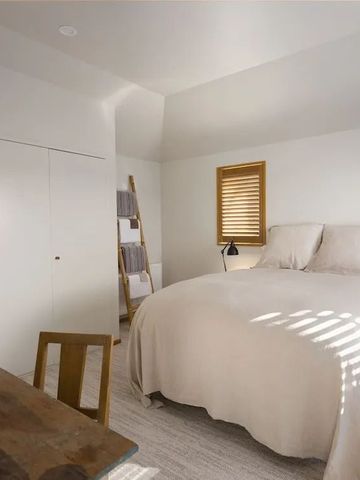 Helles Schlafzimmer mit minimalistischer Dekoration und gemütlichem Bett