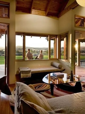 Lichtdurchflutete Suite mit Panoramablick auf die Landschaft